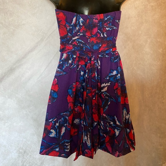 It is a beautiful, comfortable, fun, strapless dress, over the knee. - Picture 2 of 2